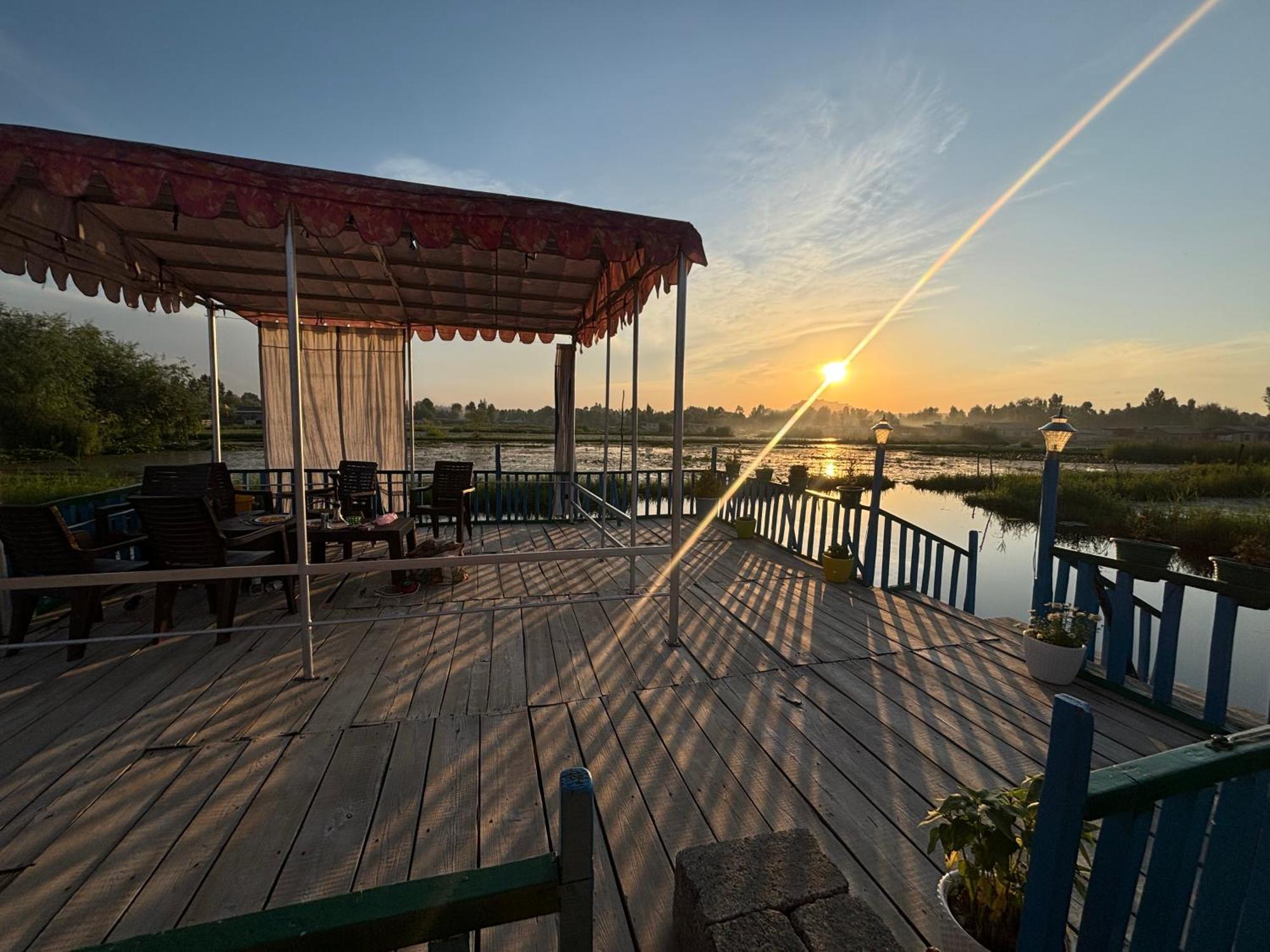 Houseboat Young Wild Rose Srīnagar Exterior foto